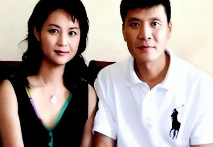 一场婚礼，把奚天鹰和女儿奚望之间的距离摆到了所有人眼前。 他专程赶到北京，却