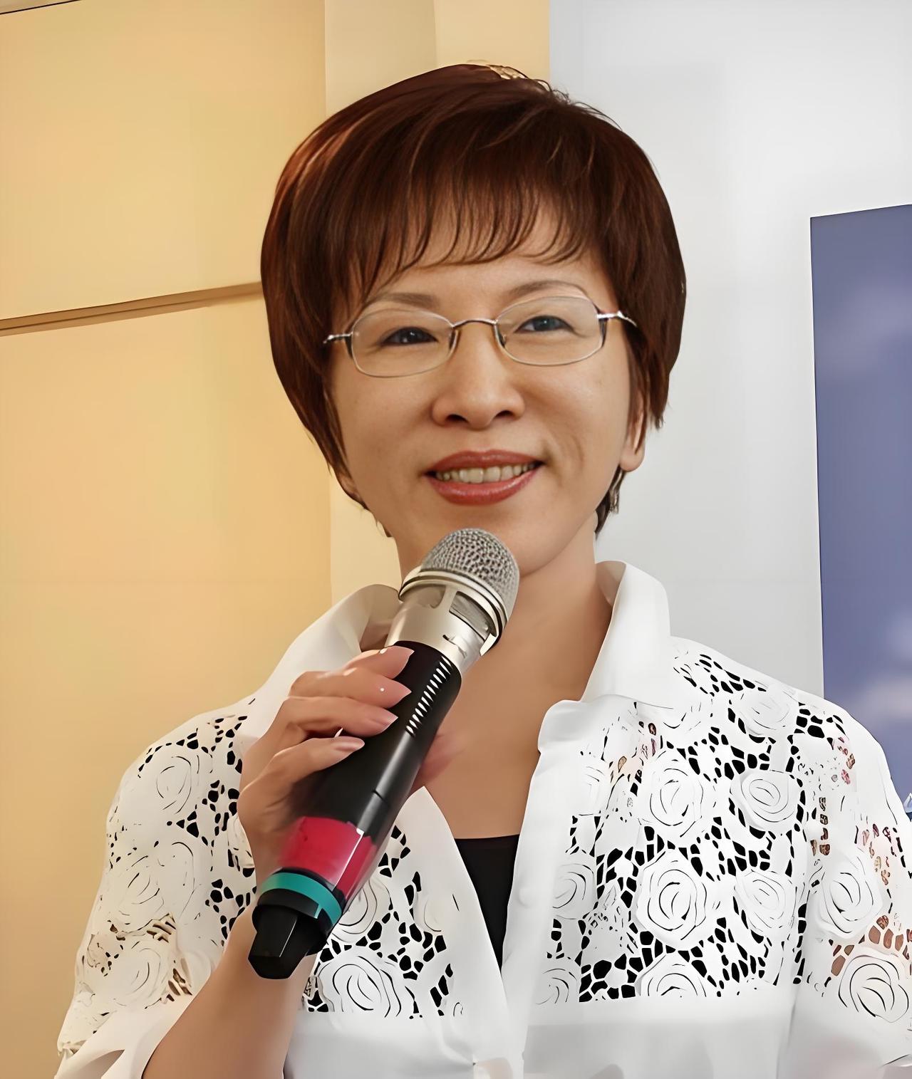 郑丽文与洪秀柱有什么不一样？面对"亲中"这顶帽子，郑丽文和洪秀柱戴出了两种画