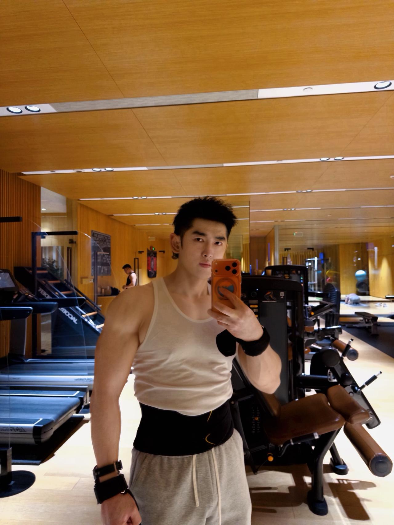 为什么越来越多年轻人，宁愿泡健身房，也不想去酒吧了？我越来越觉得，健身房给人