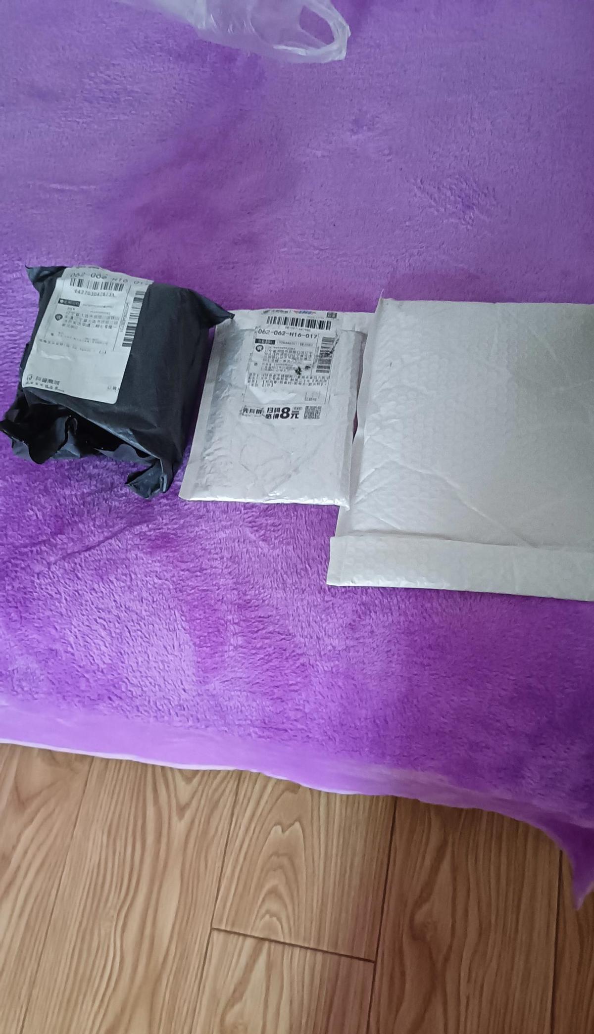 小妹天天网购，调料包堆成山，取件码比钥匙还熟。爹妈还爱逛菜市场，闻着辣椒才安心