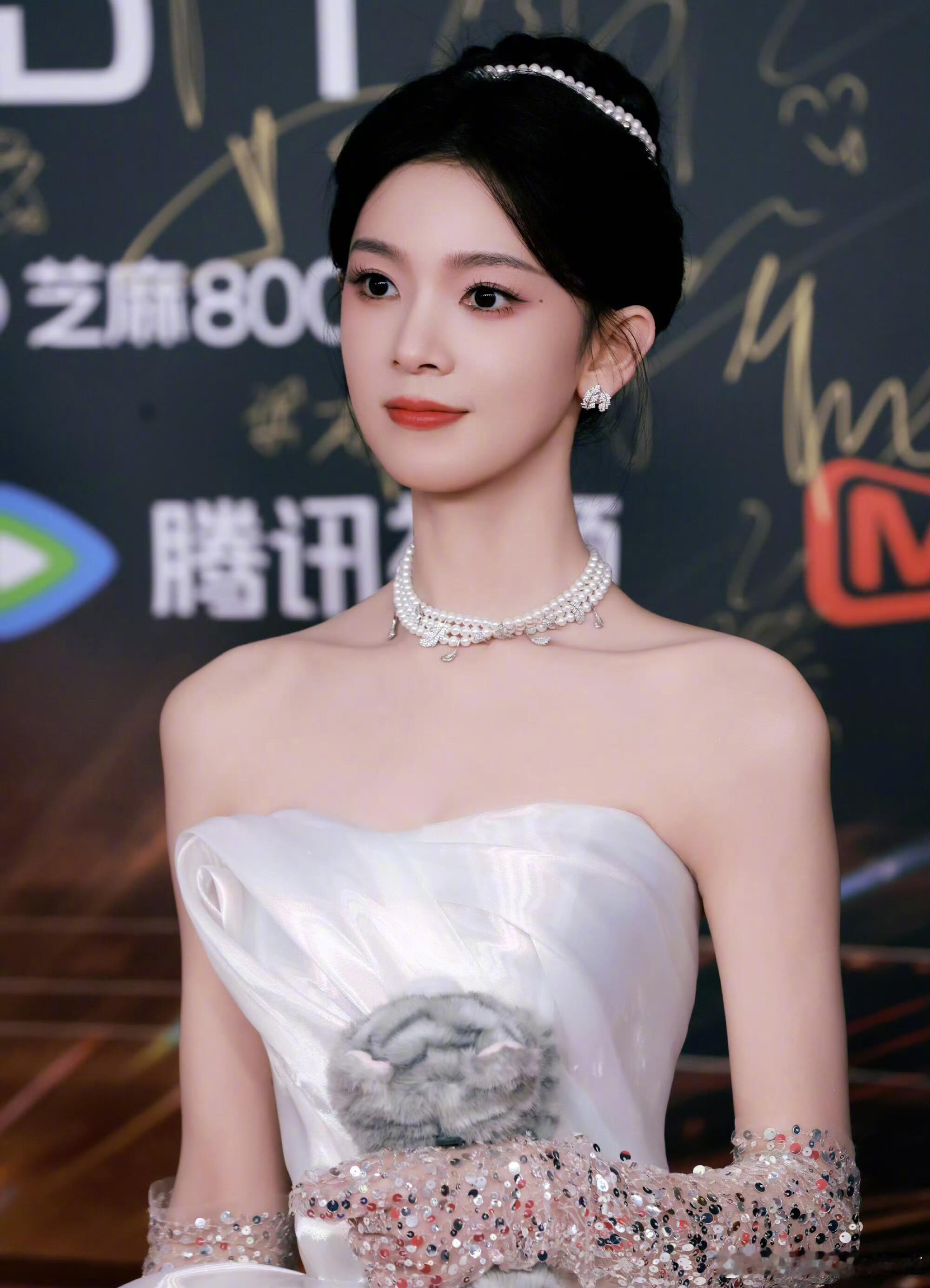 陈瑶的肩颈线条也太美了吧，完全就是优雅白天鹅！​​​