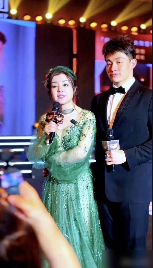 56岁于文红看着也不年轻啊！脸上这么肿，看来她的医美技术也不行啊！最近看到她