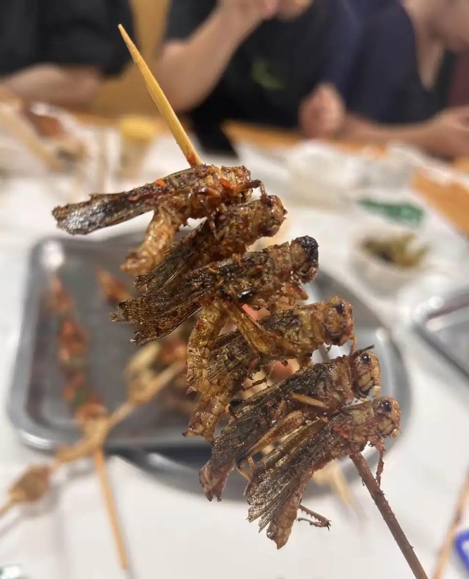 卖手机的造电车，我认了卖电脑的造电车，我认了卖酒的凑数，我忍了；连八竿子打不