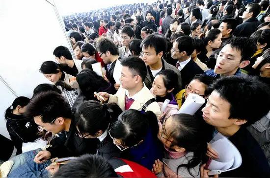 现在应届大学生有1260多万，还没算职高和中专的呢，找工作可太难了。我朋友这半年