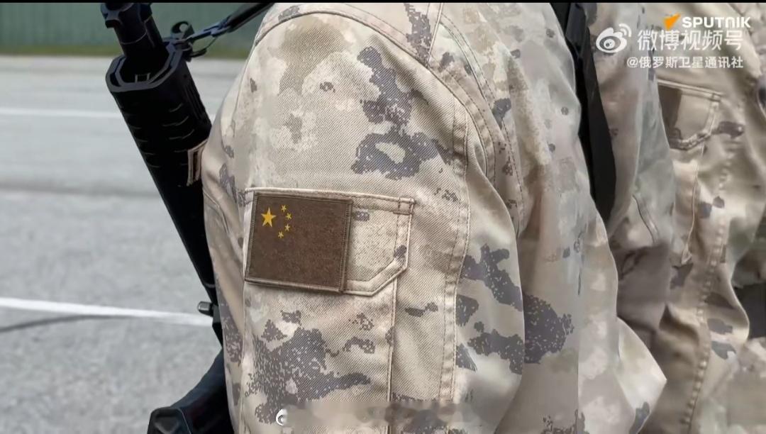 本次阅兵海外维和方队穿星空沙漠迷彩检阅，这次也算是佩戴低可视度化国旗章了。。。这