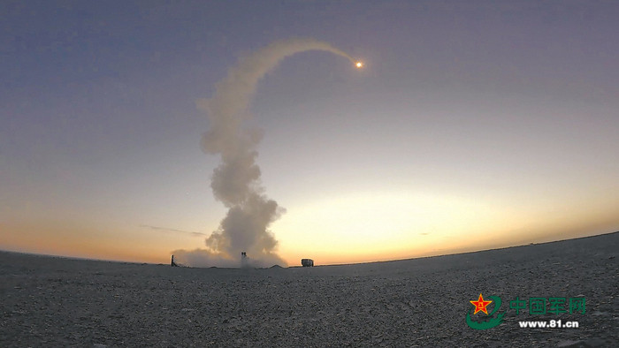 地导兵‘飞’上天 飞行员‘蹲’进舱 跨兵种协同训练催生战斗力跃升