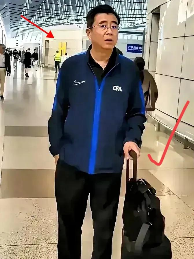 根据中国男足自己发布的消息称，此次出战东亚杯，中国男足共有51人参加，让人感到