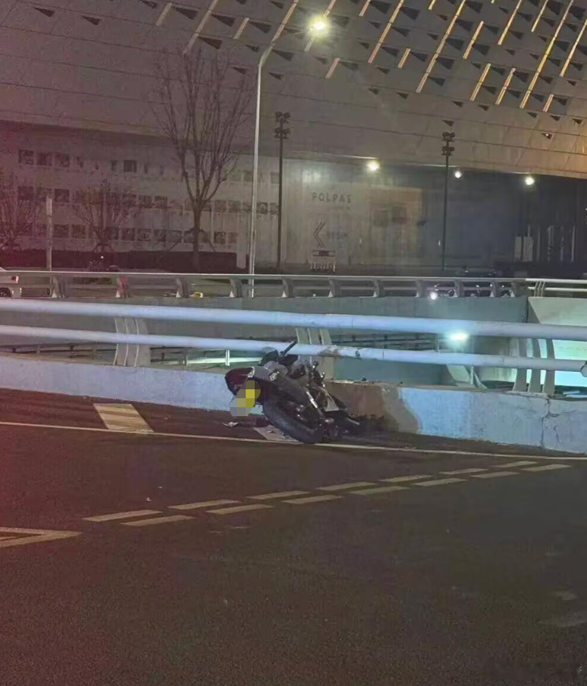 今年见了好多骑摩托出事的性能怪兽+白嫩美女，确实容易出片、容易出圈、容易出流量也