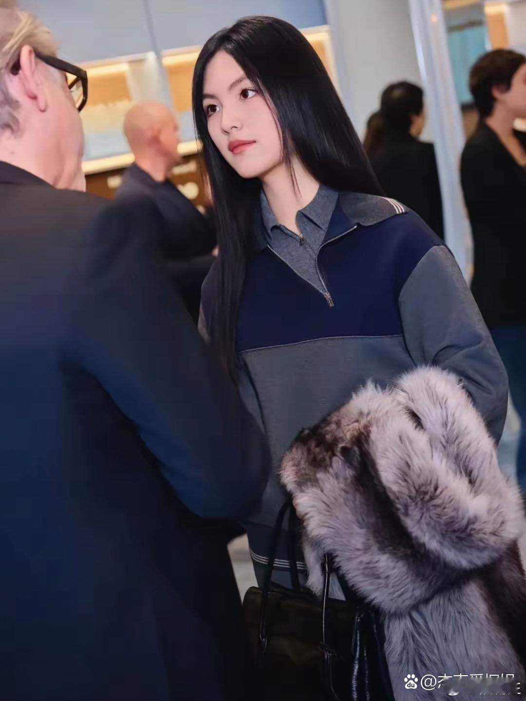 王诗龄终于穿了适合自己年龄的衣服。