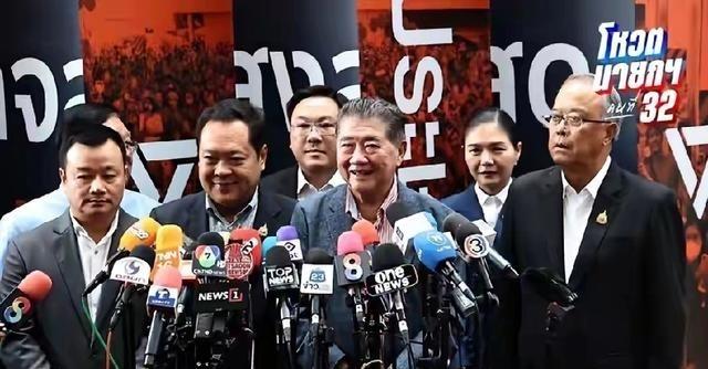 佩通坦下马后，“拒绝为泰党”来袭，不仅要将他信家族赶出泰国政坛，还要逼其再次流亡