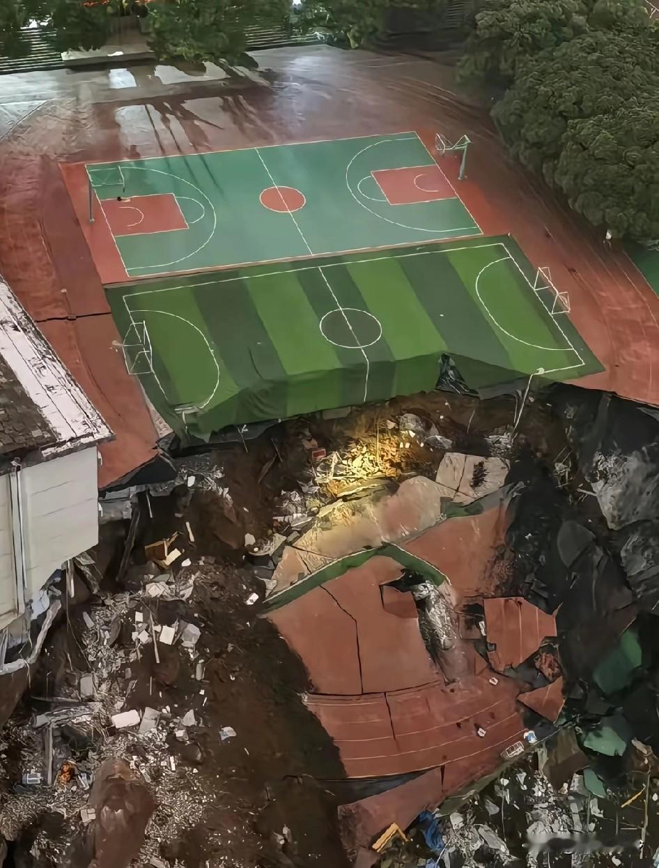 从照片来看：腰梁及锚索只设置一道，肯定不够。桩间网喷没做，下雨桩间土会流失，导