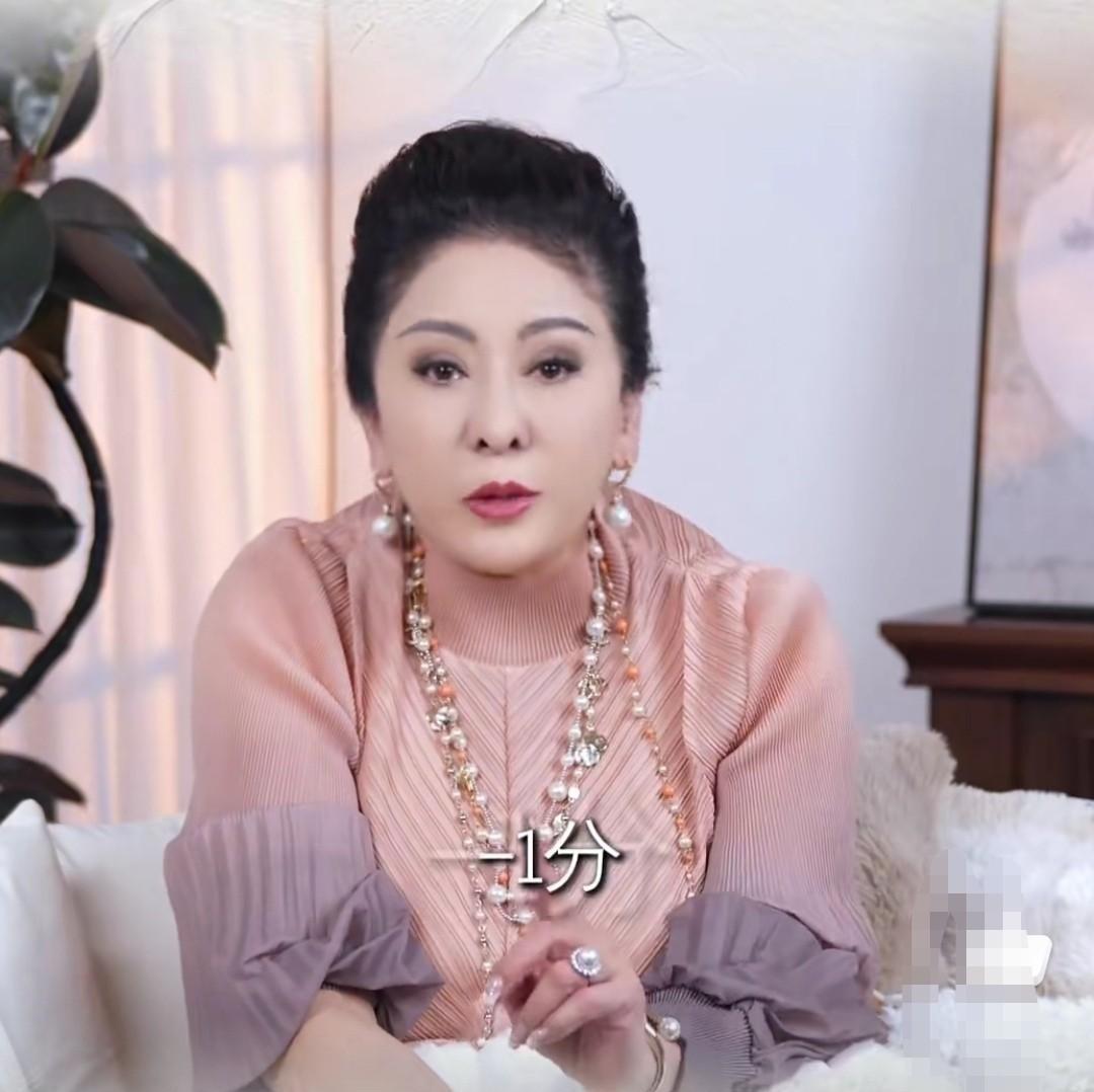 有人问向太：“你给自己的原生家庭打几分？”向太很坦诚的说：“负1分。”她妈妈