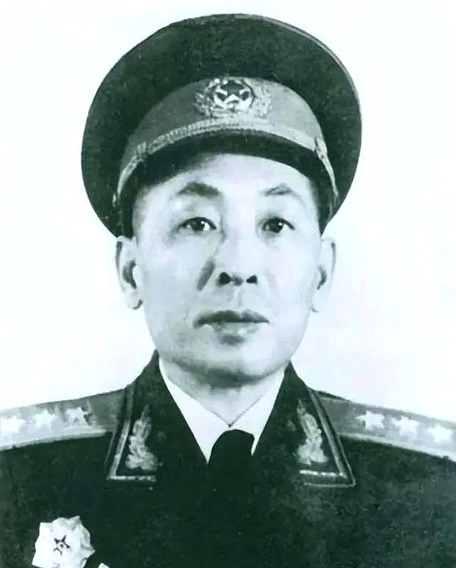 1970年，开国大将粟裕探访诺曼底遗址，法国军事学者全程陪同，过程中，粟裕接连向