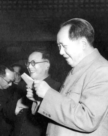 1975年，两岸之间有过一次秘密接触，蒋介石托人传话邀请毛主席去台湾商谈统一，大