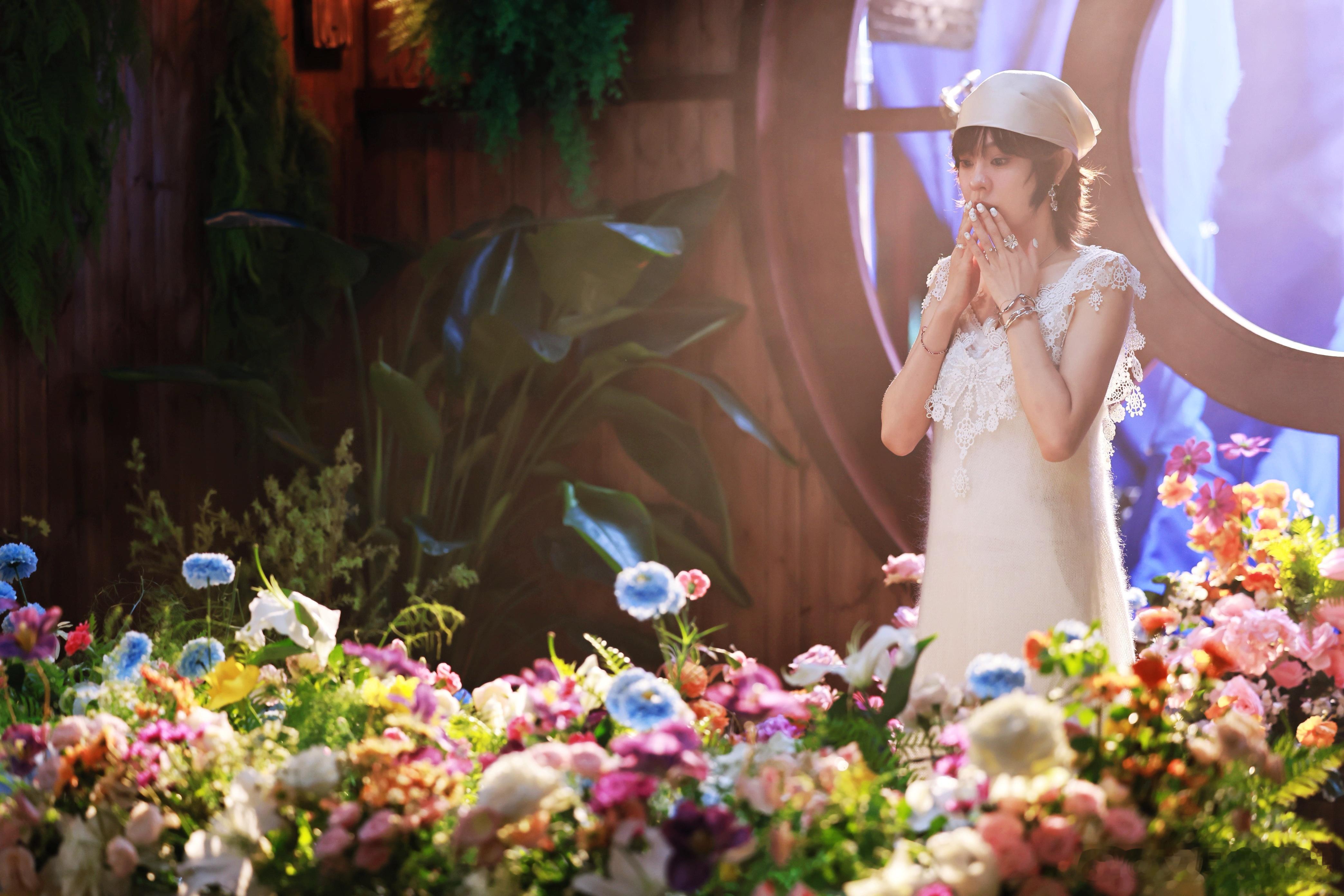 郁可唯是不是躲被窝背梗了谁说被窝只用来藏梗？郁可唯直播直接把生活过成爆笑连续