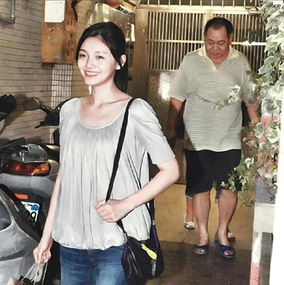 大小S的亲舅舅去世，讣告上居然还有徐爸爸的名字！记得S父母离婚了啊，徐爸还交女朋