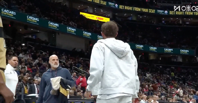 #特雷杨场边看球被驱逐##特雷杨比首秀先来的是驱逐#特雷杨被驱逐了......场