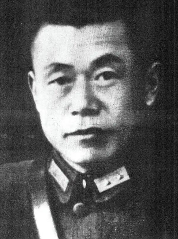 1948年，淮海战役，国民党军在崩溃前，邱清泉解除了12军副军长于一凡的职务，让