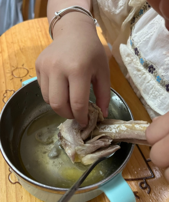 我公公是个很奇怪的人，他不吃任何的肉，但是鸡蛋他又吃。我以为不吃肉只是习惯，谁知