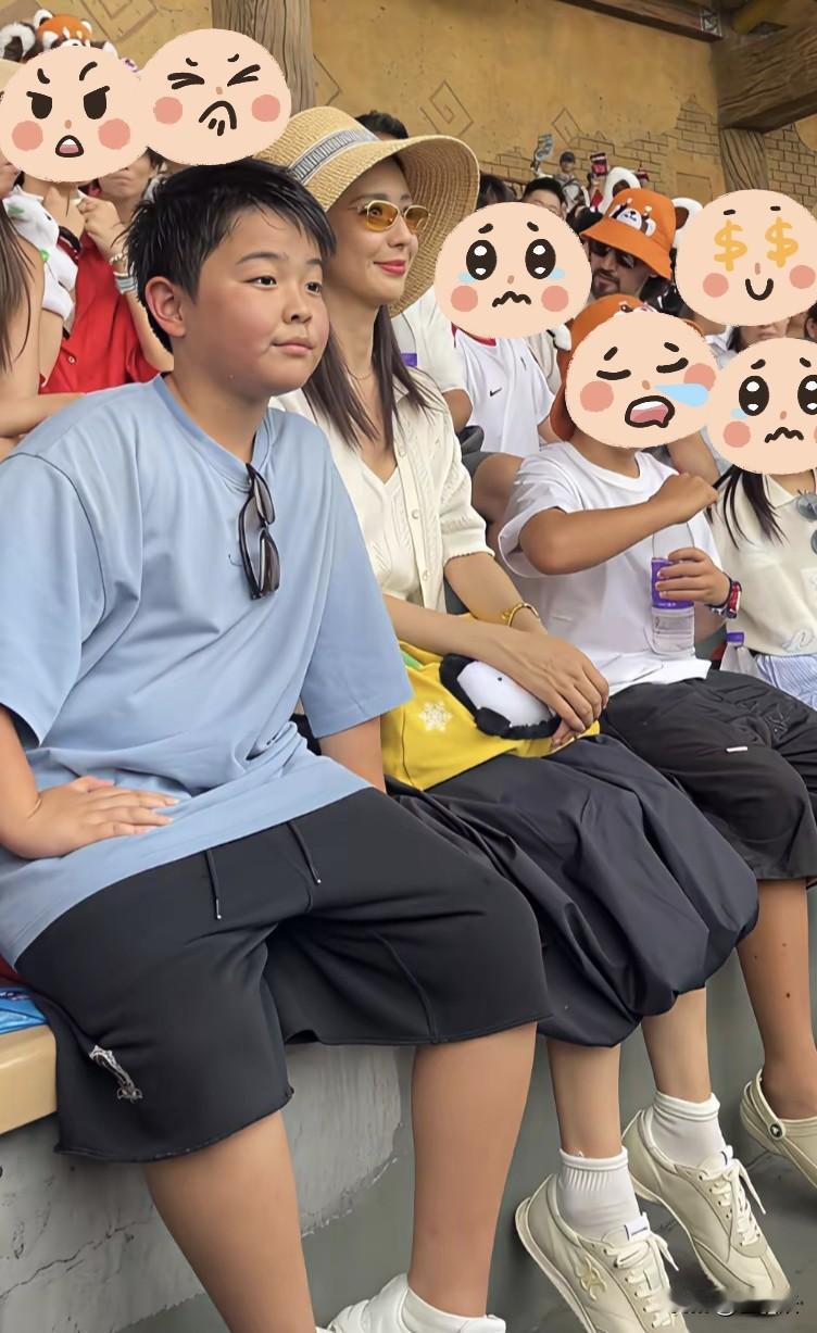 哈哈，网友锐评“佟丽娅离婚离了个寂寞，还是对着同一张脸”，谁让儿子和陈思诚长了同
