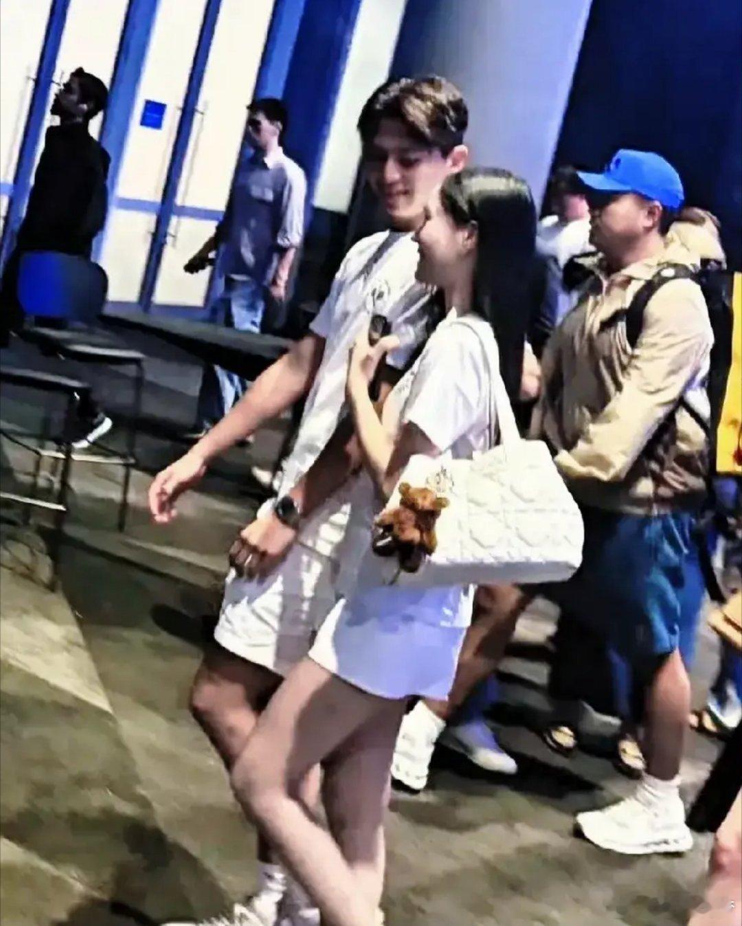 疑小S女儿Lily恋情曝光网友澳洲偶遇小S二女儿Lily与男性朋友同穿情侣装小S