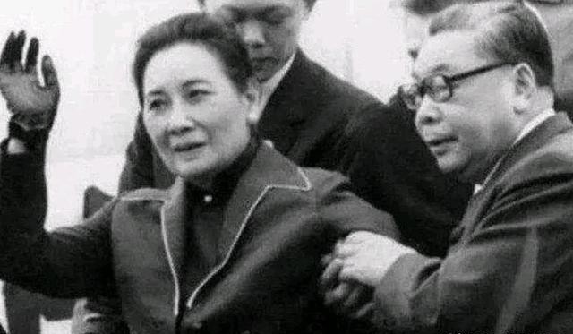 1975年，蒋刚咽气，比蒋经国只大12岁的宋美龄就想独揽大权，没想到，一向憨厚的