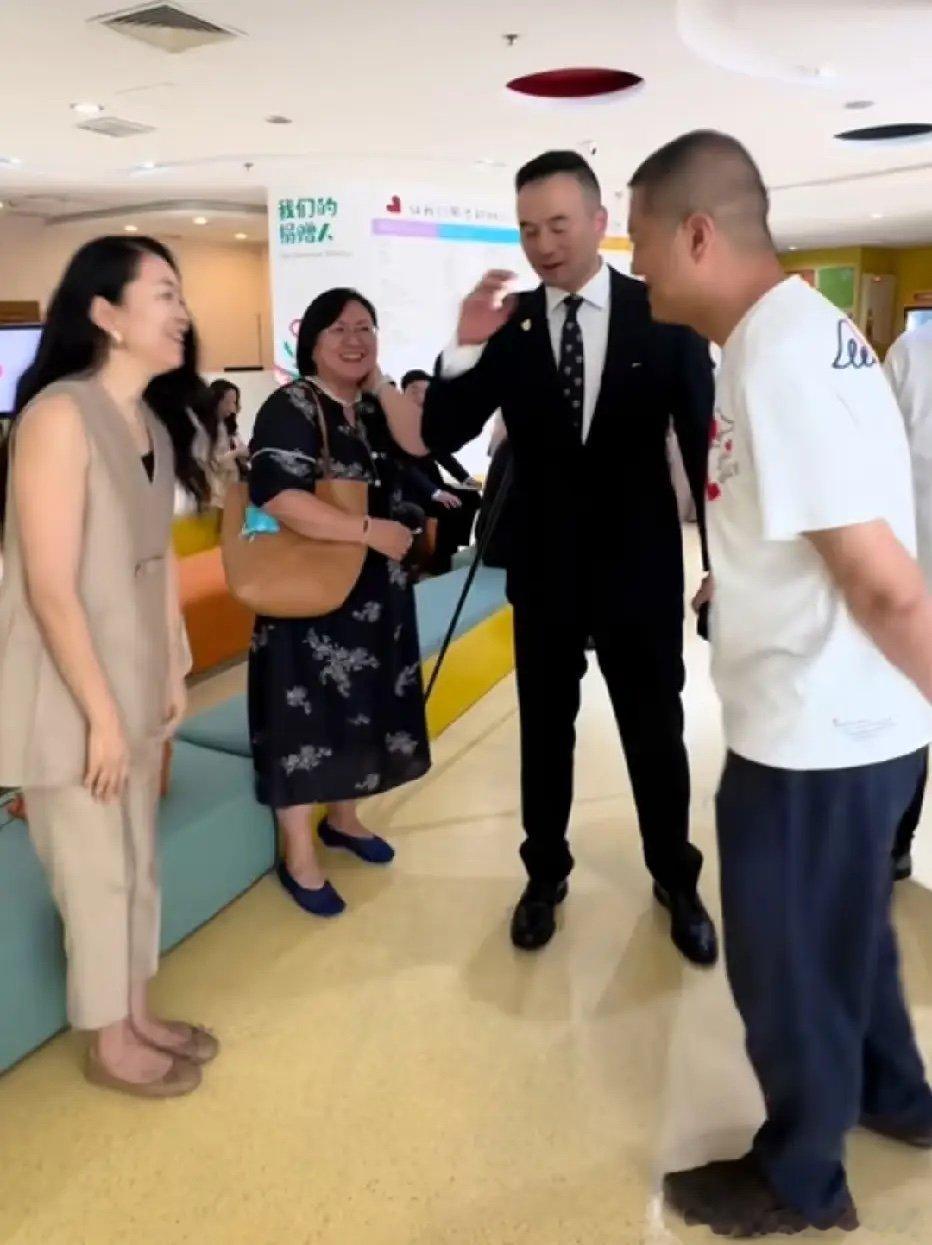李亚鹏在北京嫣然天使儿童医院接待来宾捐赠人时的一幕，亚鹏亲自接待，带一行人参观医