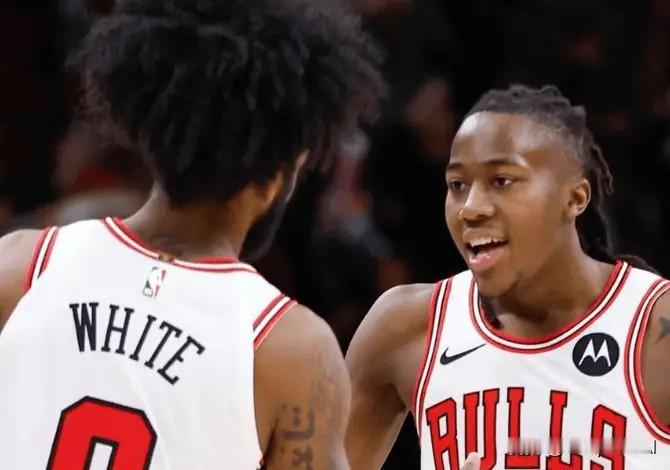 据记者JoeCowley报道，有消息人士透露，公牛队管理层在交易谈判中依旧保持