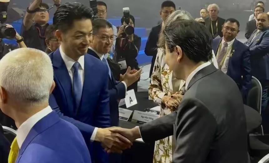 蒋万安出席世界城市高峰会与新加坡总理握手问候就在今天上午，台北市长蒋万安人