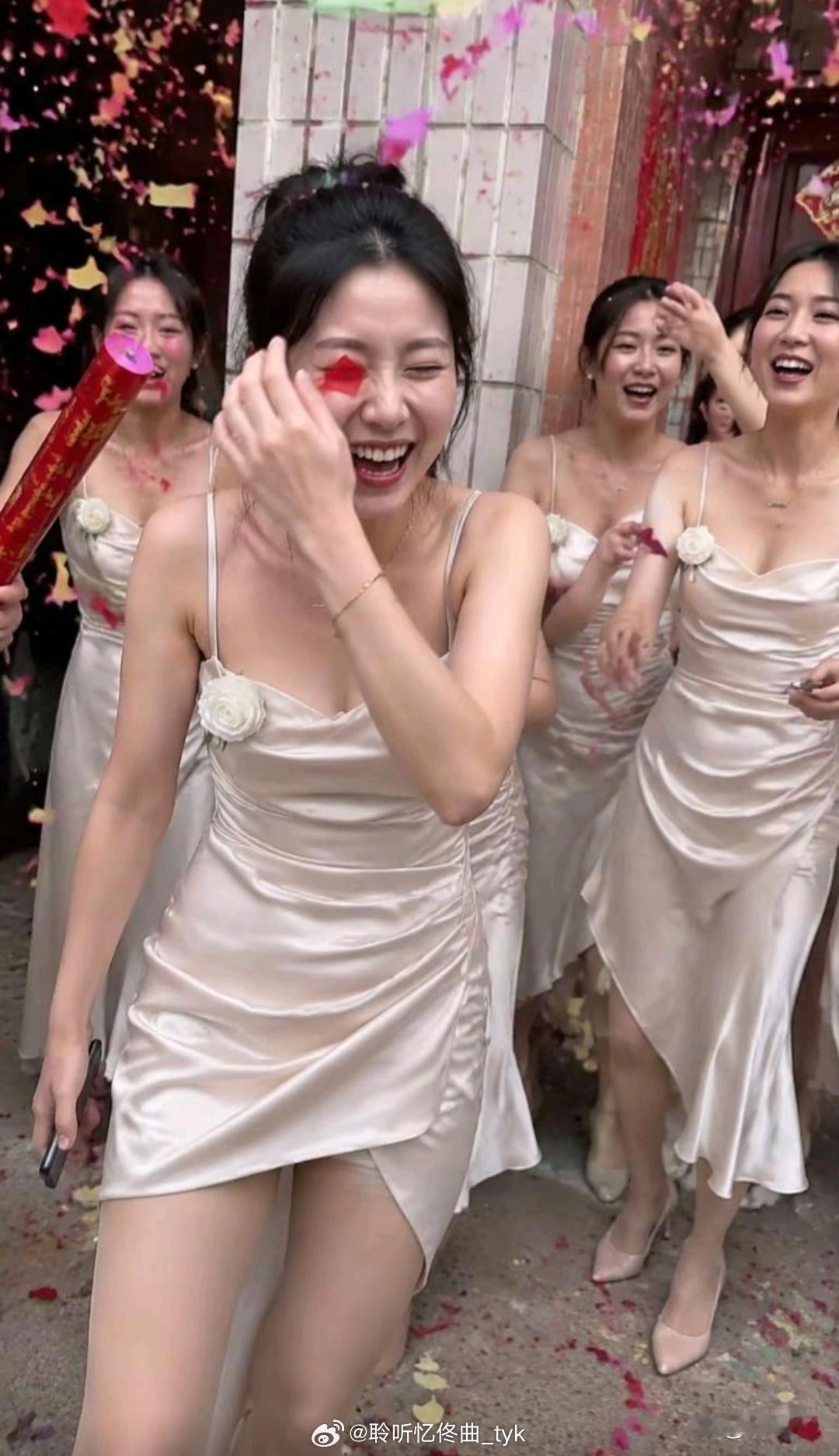 我说中间的伴娘最美，应该没人反对吧？