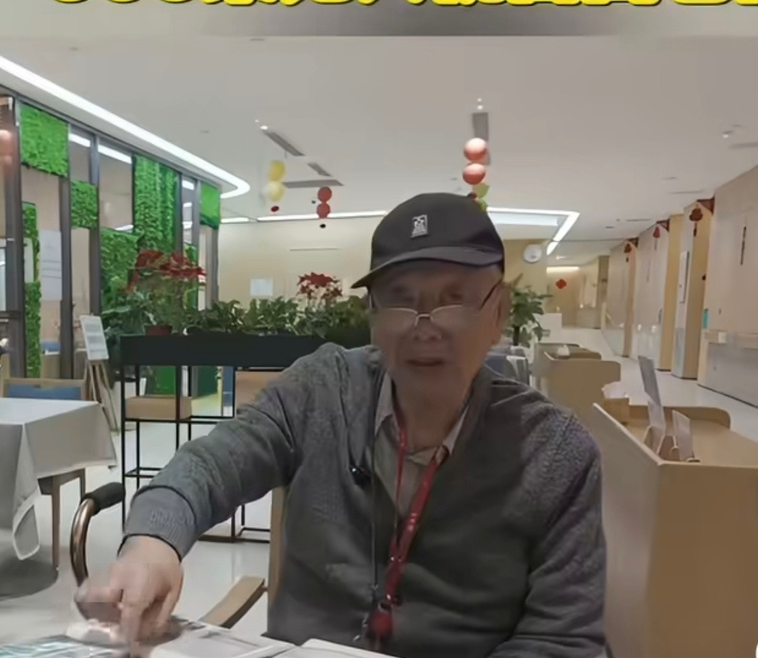 爷爷：当年追你靠嗓门，现在追你靠无人机！奶奶：老头子，这满天星星是你放的？爷爷：