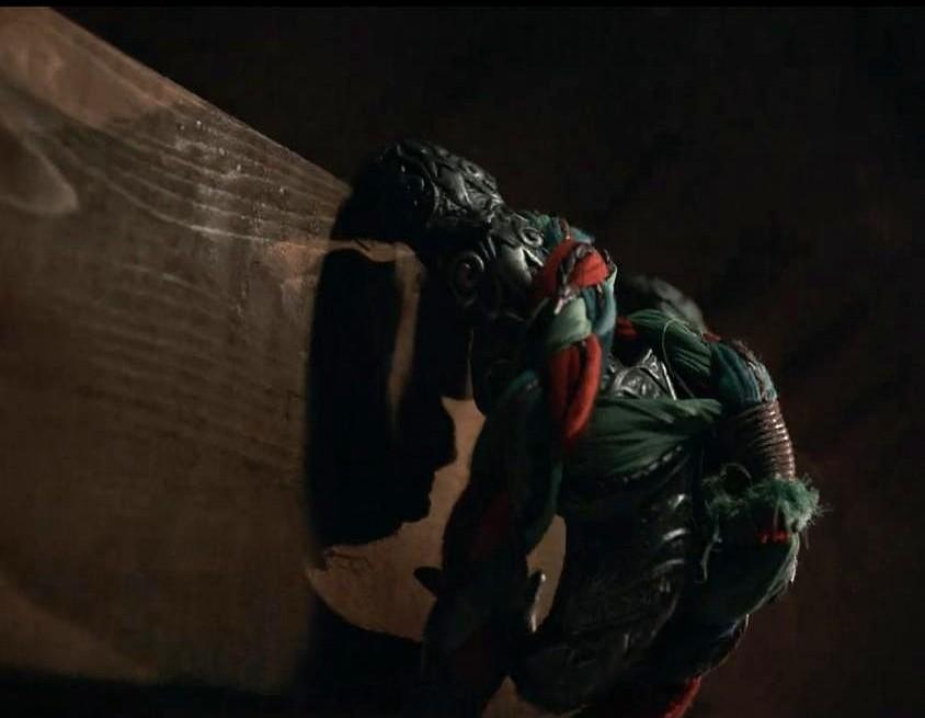 《唐朝诡事录之长安》（《唐诡3》）里猎户向导的死，苏无名初判自缢，结果被细节狠狠