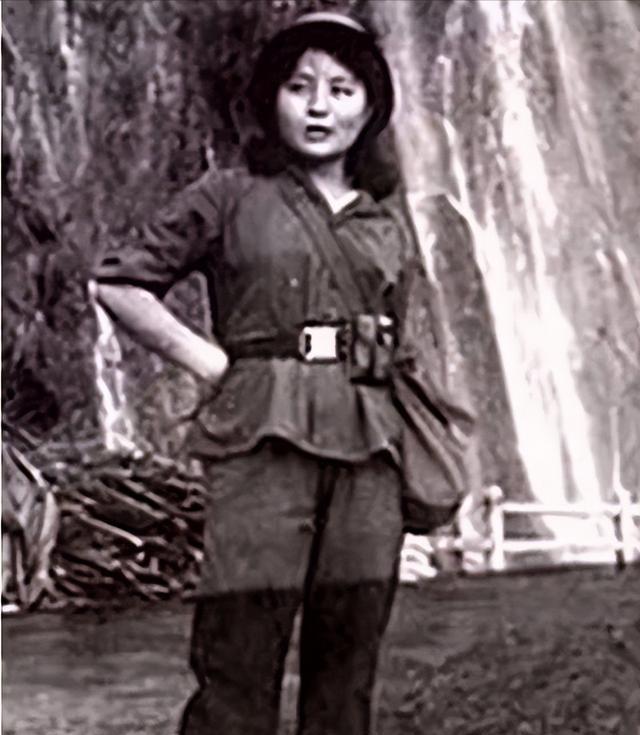 1984年，女兵谢楠因私自开枪为牺牲的战友送行而被取消战功和入党资格，20年后，