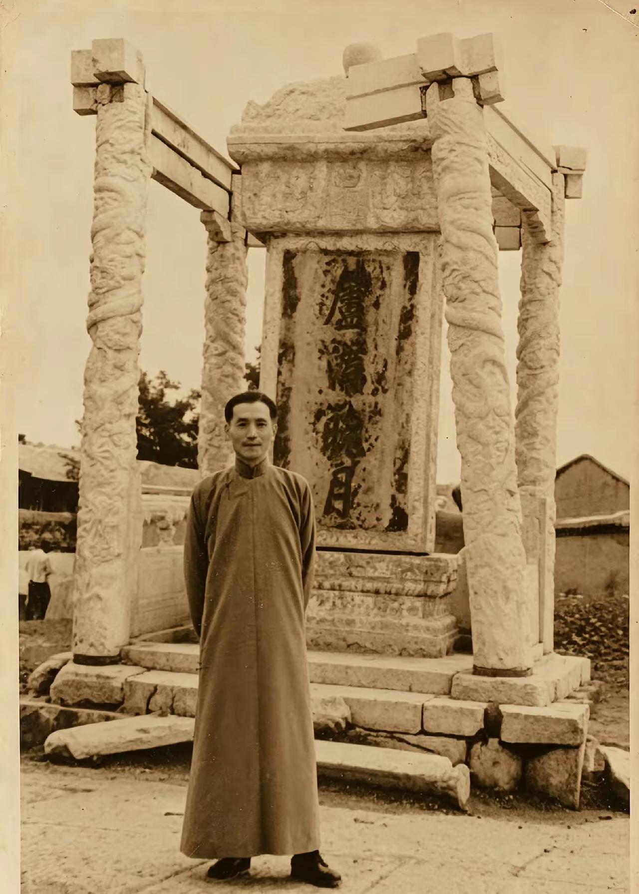 这是1947年7月7日，北京卢沟桥的卢沟晓月碑，宛平县县长王冷斋。​​