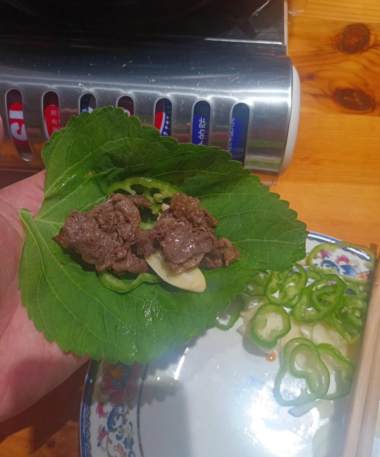 这个月的电费超了500元，两台空调一直开着。由于空调在东面的两个卧室，而我工作的