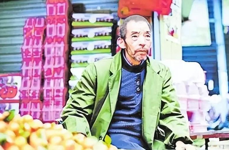 1992年，武汉街头的煎饼摊主捡到2个女婴,他终生未娶，二十年后，女儿们成了博士