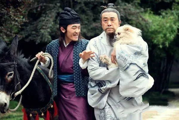 1375年，刘伯温去世，被埋在了依山傍水的好地方。朱元璋听说后，忙派人去挖开他的