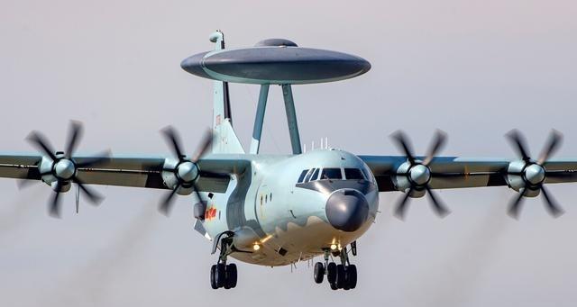 美国飞行员发现一个百思不得其解的怪现象每次中国战机伴飞，既不是歼16、也不是歼2