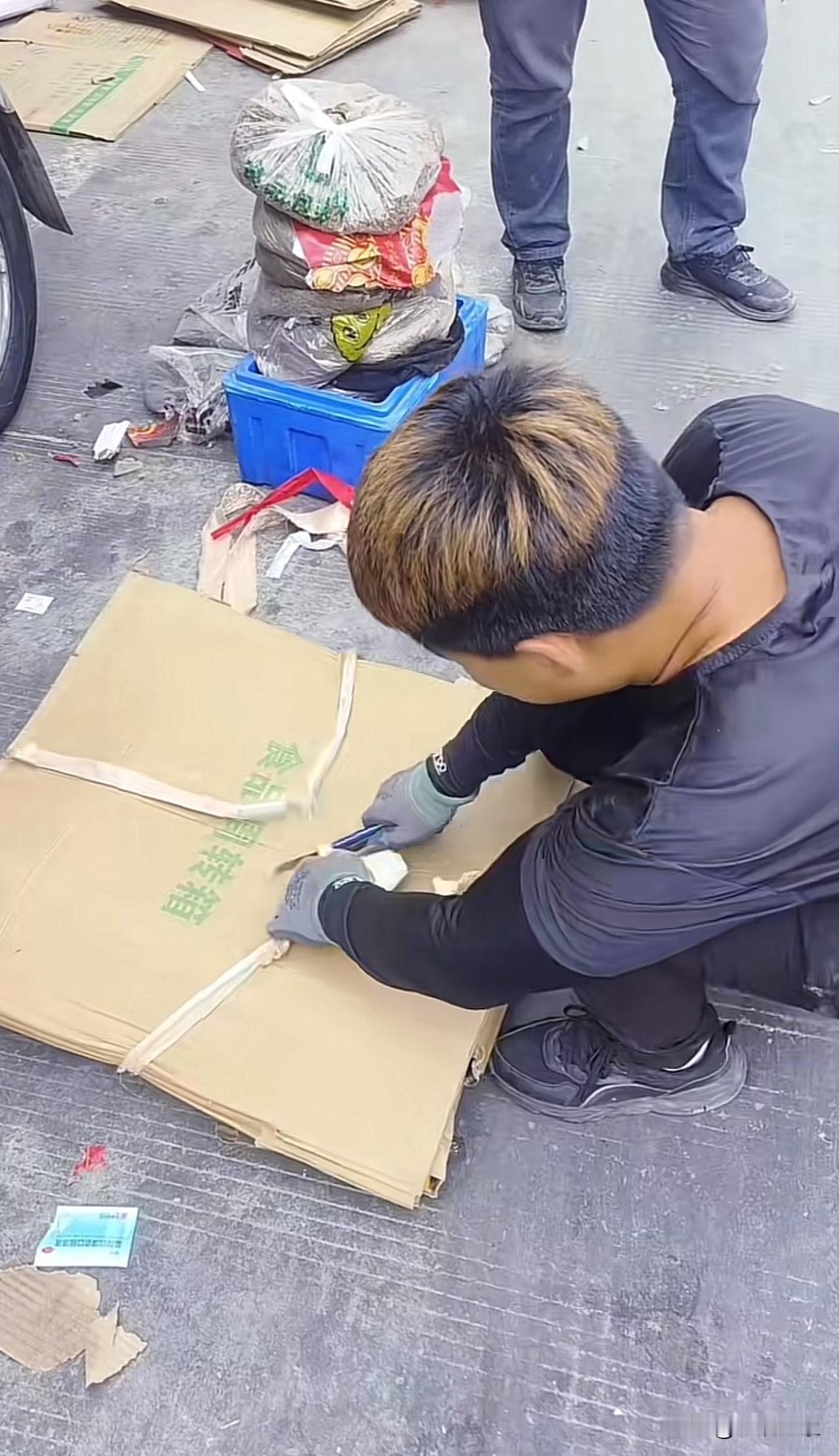 大爷大妈们，你们也太狠了，这都谁干的？我都混到收破烂了，你们还这样搞！这还让不让