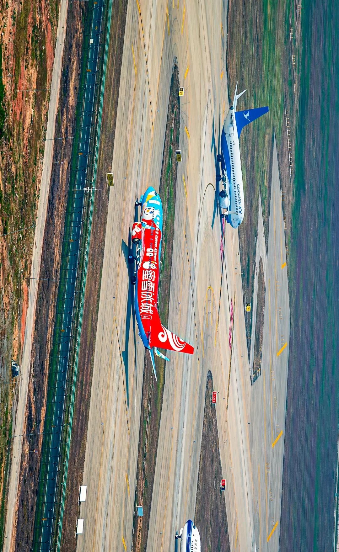 全屏下的雪王主题彩绘飞机雪王在滑行道尽头等待转弯🛫每日郑州郑州郑州新郑