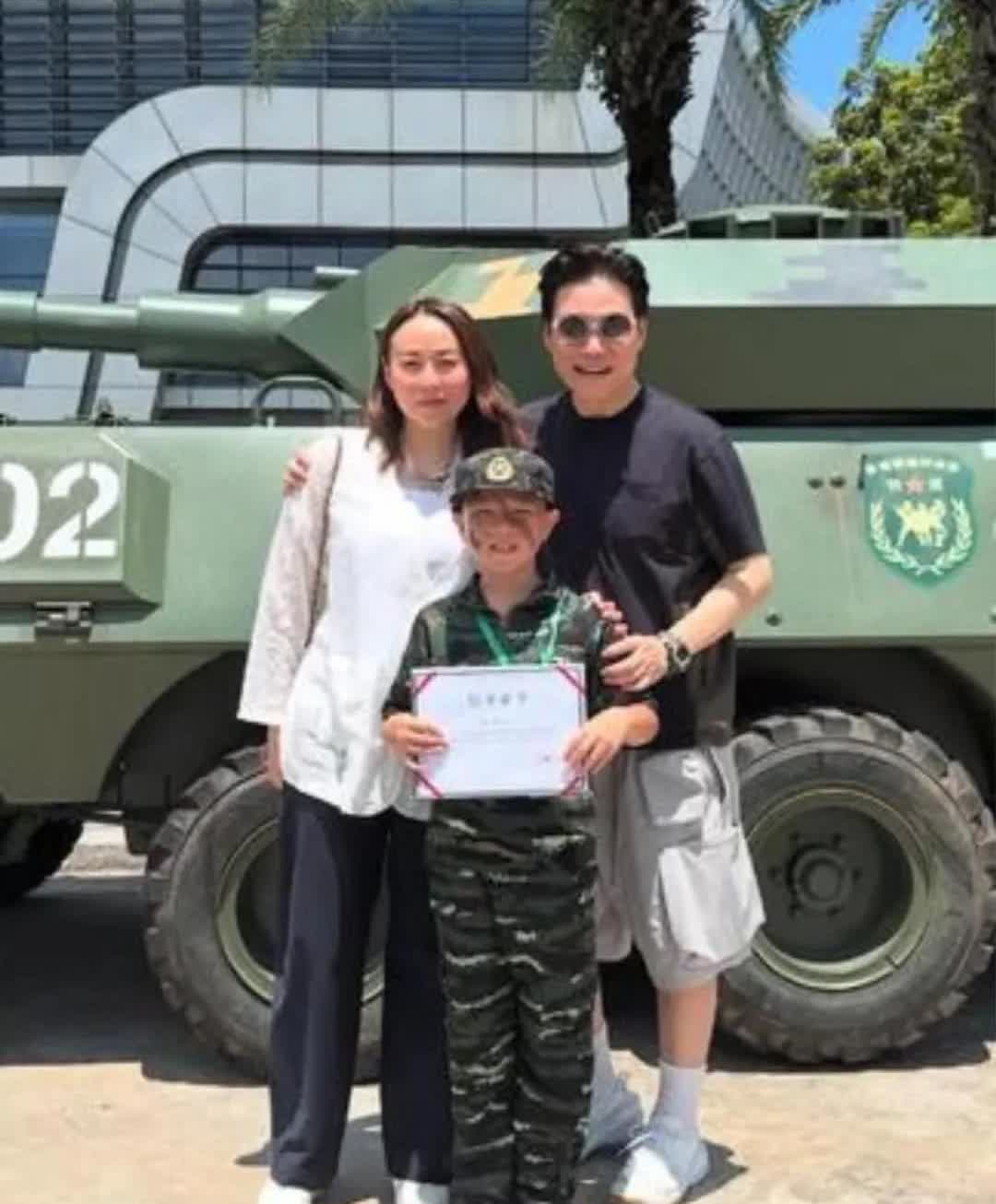 中国香港艺人苏永康送儿子到广州军训一周，儿子出营后一脸开心，肤色黑了一圈。