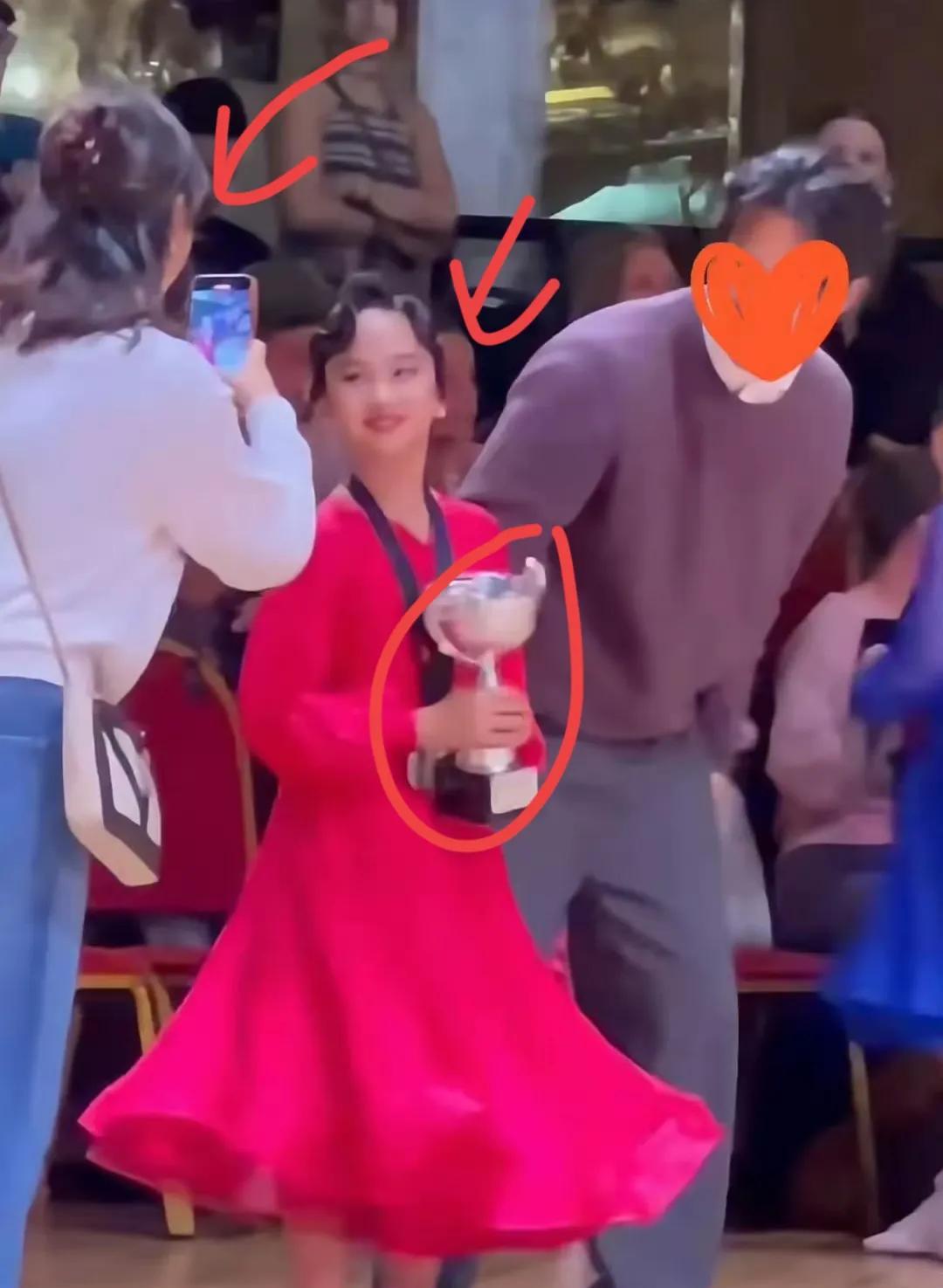 现在全网最幸福的女人就是孙俪因为她的女儿，11岁的邓涵一，于母亲节当天，在英国