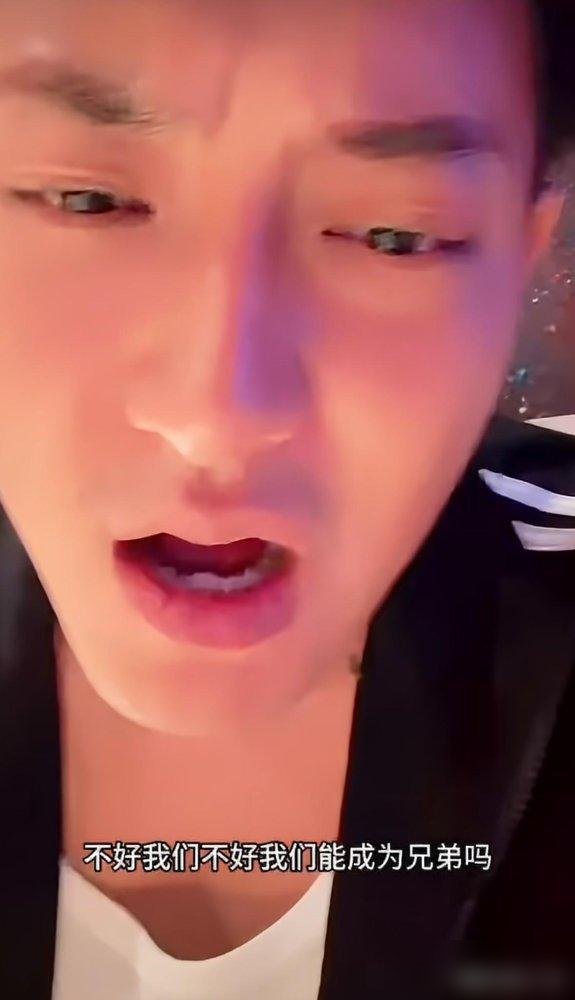 黄子韬直播时亲口说王鹤棣是他兄弟，结果被徐艺洋当场拆台了。她说有次庆功宴黄子韬不舒服先回房间洗澡，王