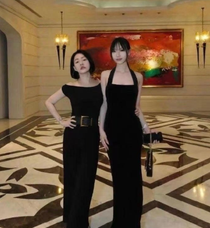 小s和女儿合照，无论怎么摆姿势，都被女儿的身高和气质比下去了