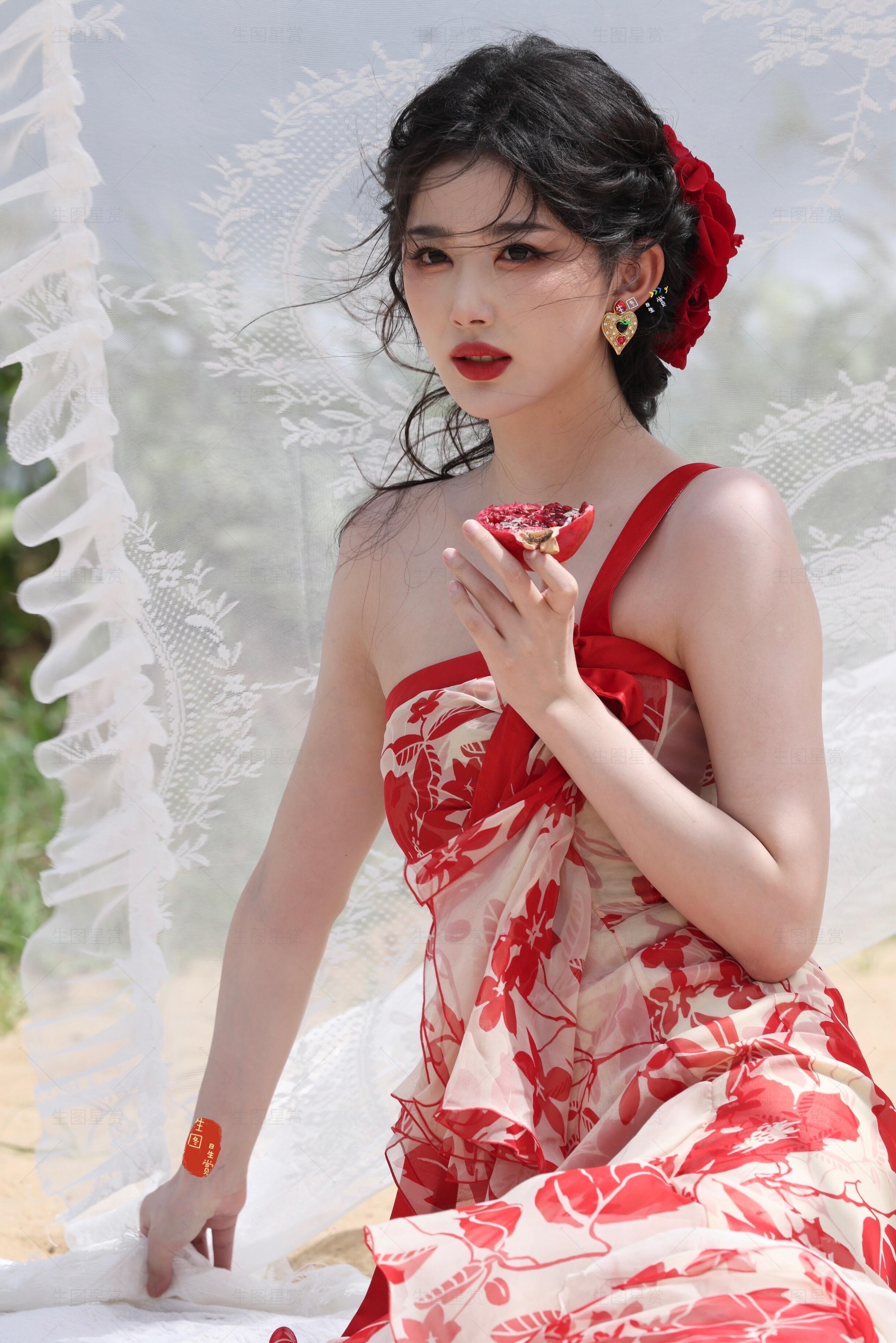 邓凯给孔雪儿挡裙子孔雪儿