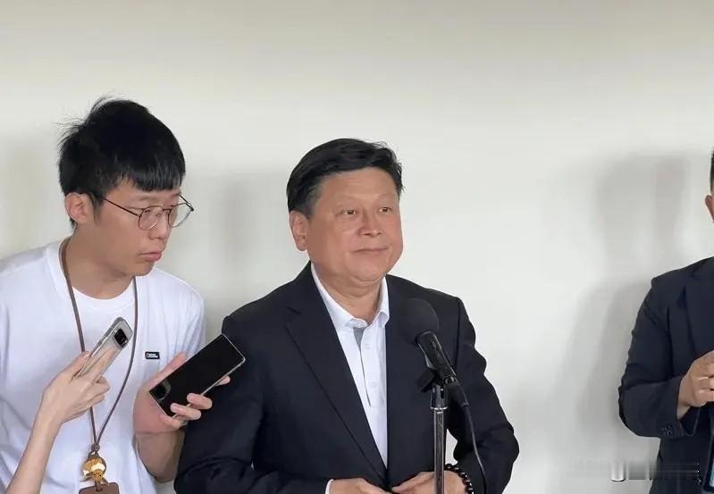 立院“召委”重选名单出炉，蓝营获得7席，绿营获8席，白营获得一席。由于立新会期开