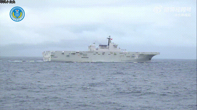 海军陆战队员在“海南舰”登上直-20J进行实战演练