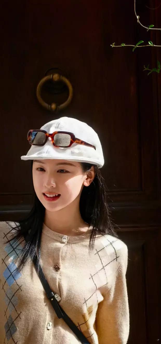 分享娱乐分享娱乐陈都灵戴白色帽子轻盈美丽单手比耶侧颜精致​​​