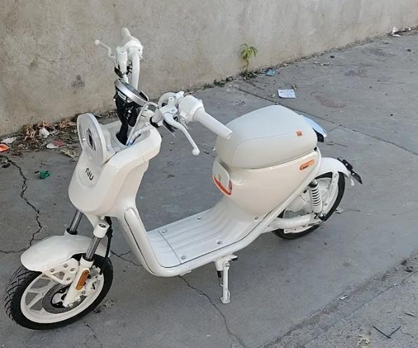 昨天给电动车上牌照，看到了小牛的新国标电动车小牛U1One，虽然这款电动车看