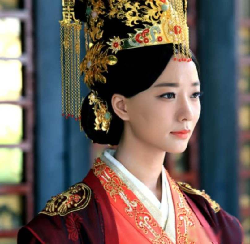 "陛下，皇后娘娘留下一封遗书。"汉武帝元狩六年，一名内侍手捧书信跪在甘泉宫外，这